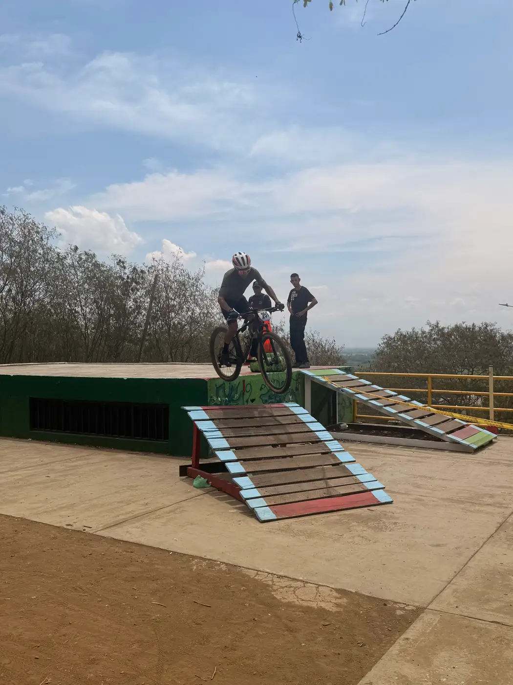 Bernardino Montenegro (251) salta con su bicicleta desde la plataforma del teatrino de la Pista Carlos Castro, con las rampas de madera abajo