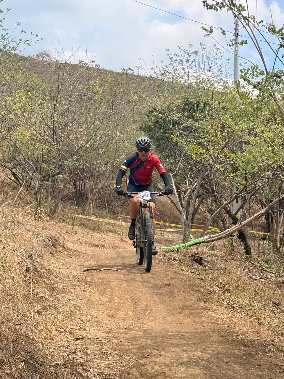 Juan Diego García (1950) sube por un sendero de tierra del circuito de la Pista Carlos Castro, con la loma seca de fondo