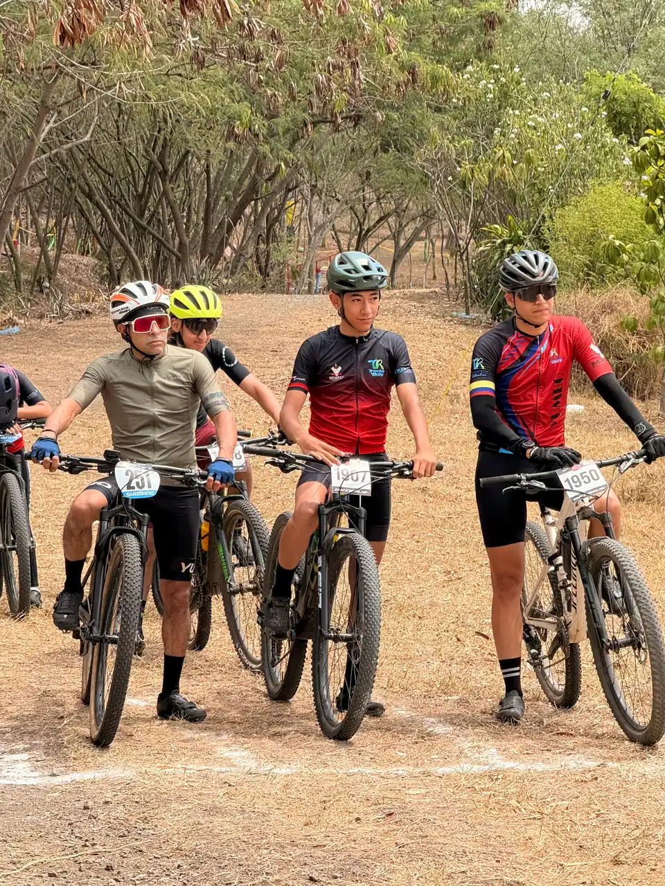 Corredores de la categoría Open esperan en la línea de salida del Chequeo Pro-Fondos en la Pista Carlos Castro de Yumbo