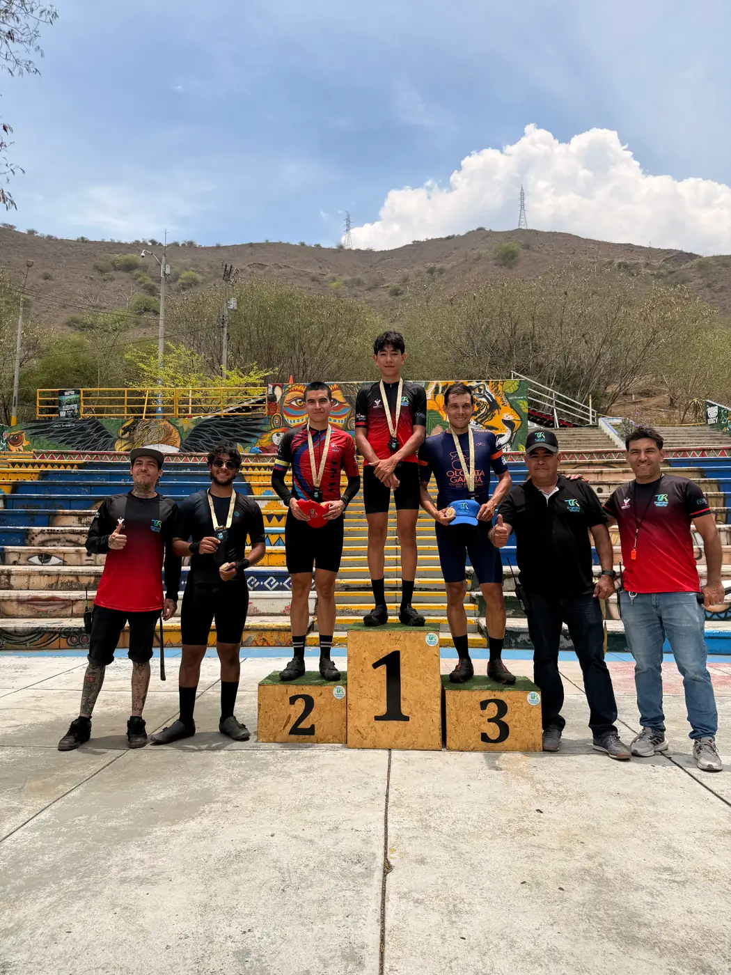 Samuel Ortiz Valencia, Juan Diego García y Jorge Lasso en el podio de la categoría Open del Chequeo Pro-Fondos en la Pista Carlos Castro de Yumbo
