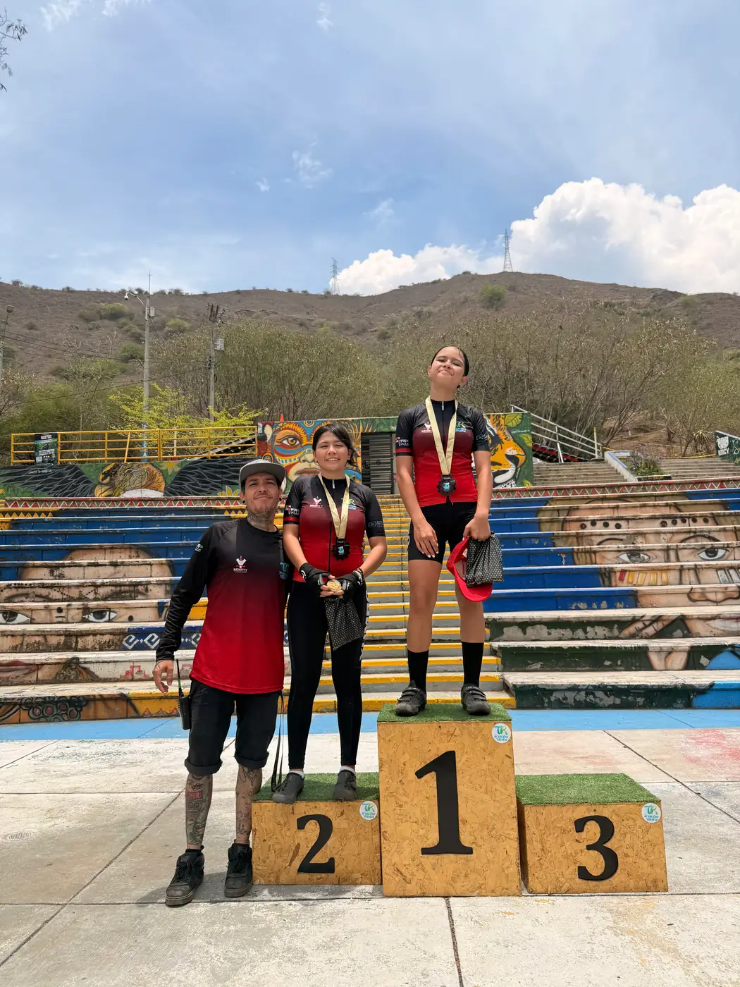 Mariana Coronado e Isabel Quiñones en el podio de Prejuvenil femenina del Chequeo Pro-Fondos, en la Pista Carlos Castro de Yumbo