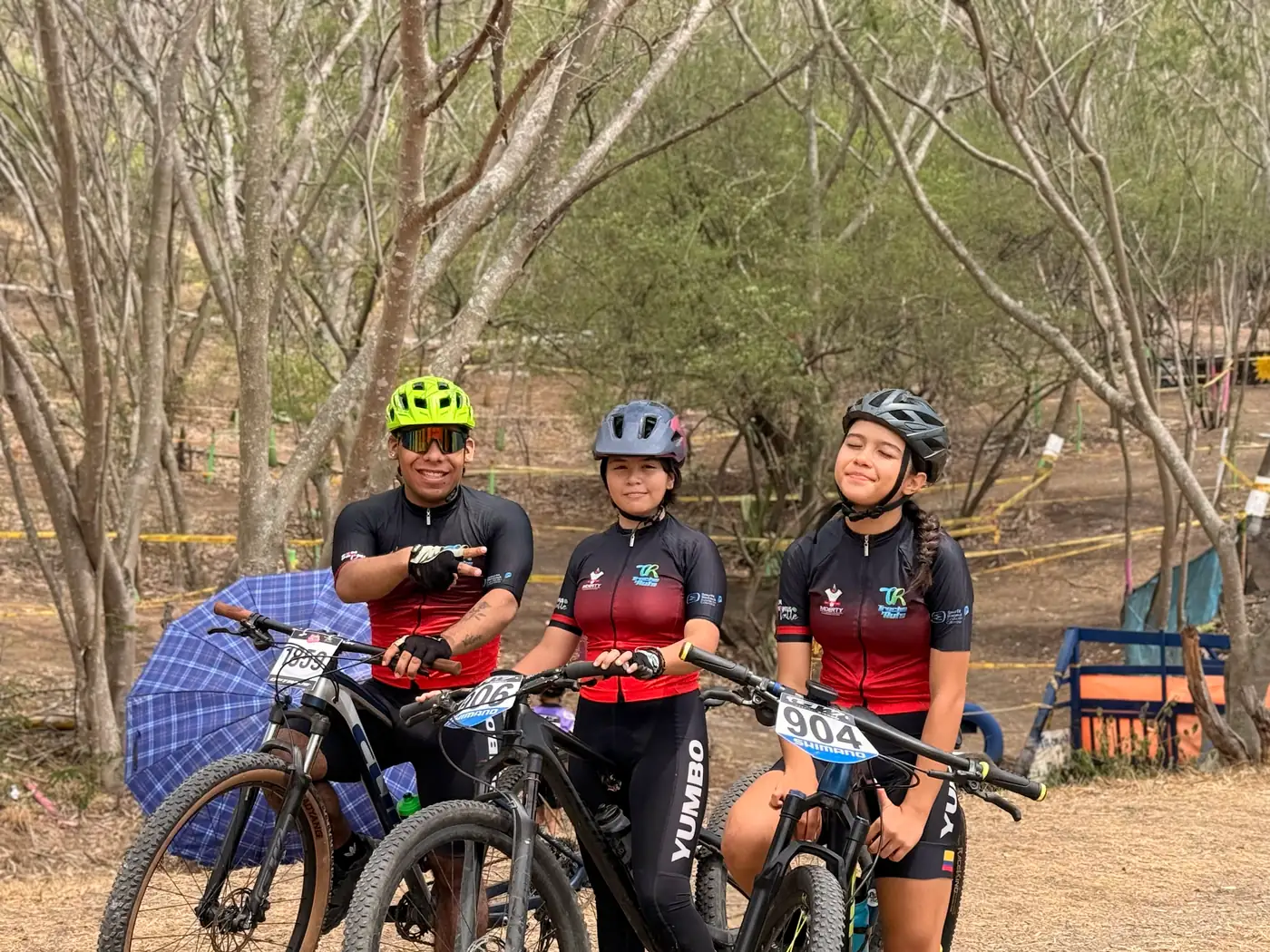 Santiago Cardona (1859), Isabel Quiñones (906) y Mariana Coronado (904) posan con sus bicicletas antes de largar en el Chequeo Pro-Fondos