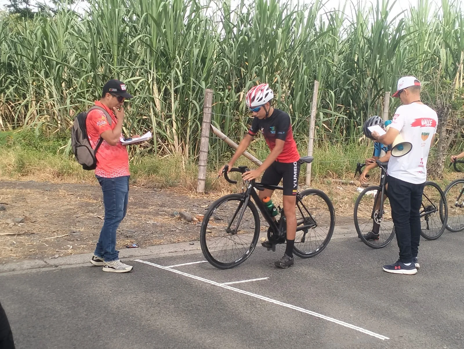 Samuel Ortiz Valencia, del Club Trocha y Ruta, en la línea de salida de la crono escalada de la I Clásica de Santa Rosa de Tapias