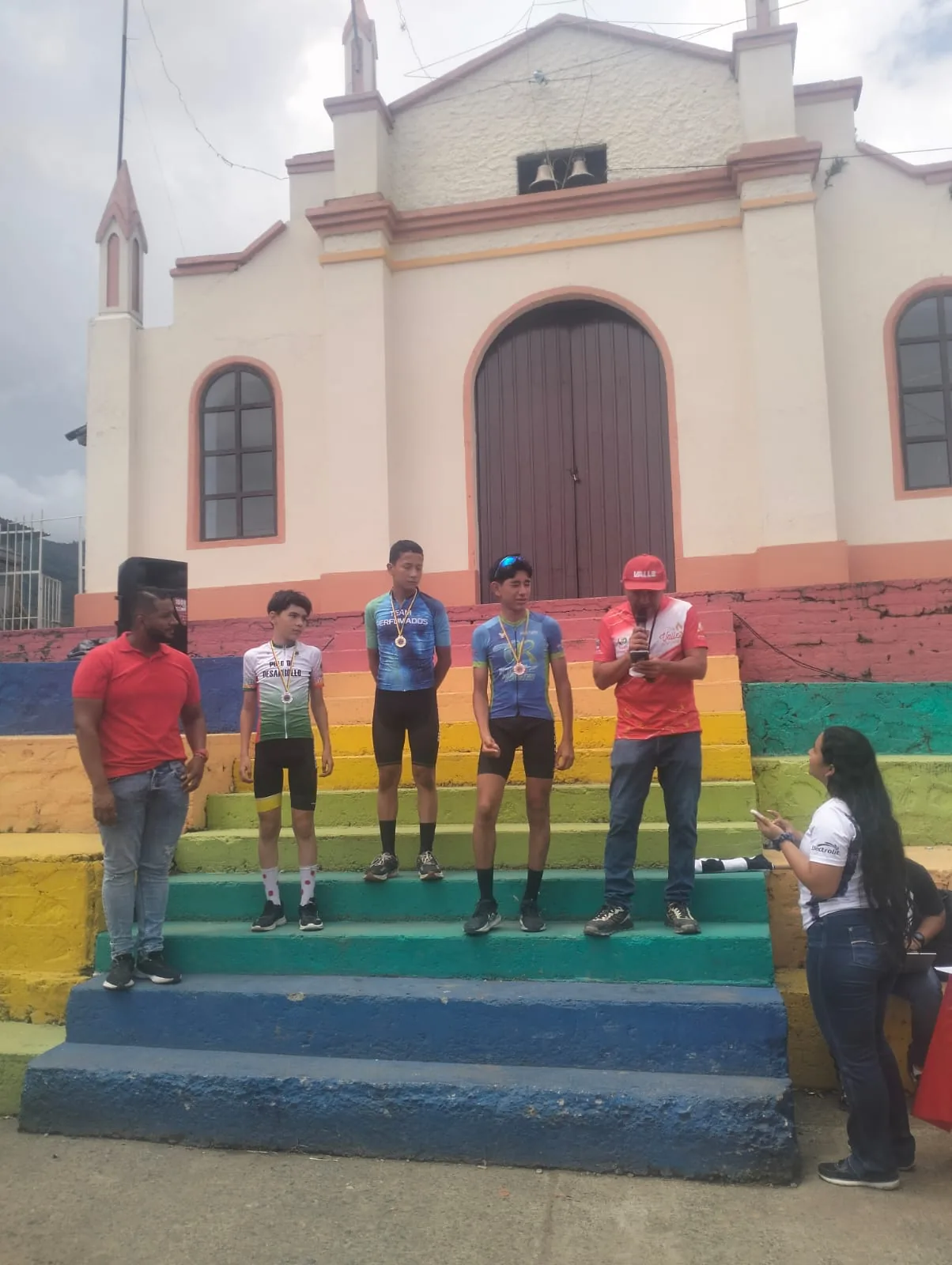 Samuel Ortiz Valencia, con camiseta azul del Club Trocha y Ruta, en el podio de la categoría Infantil Masculino de la crono escalada
