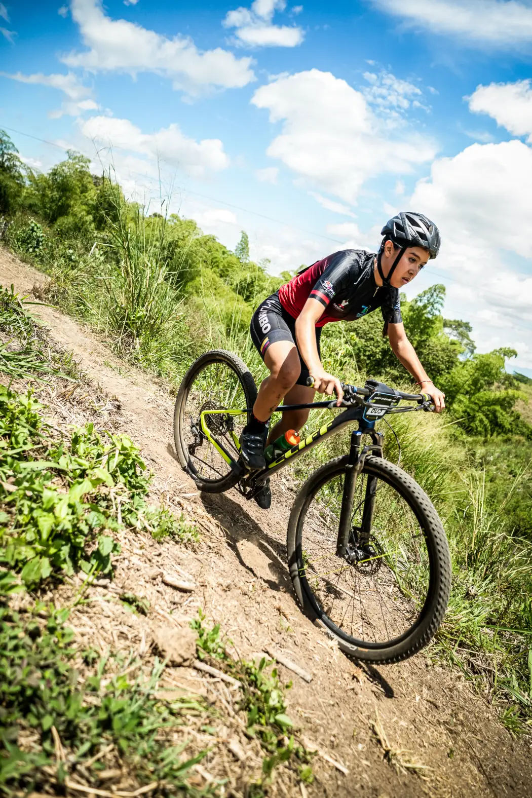 Mariana Coronado del Club Trocha y Ruta, dorsal 605, baja una pendiente de tierra en el circuito de la Copa Let's Go Interdepartamental XCO, Alcalá, 2026