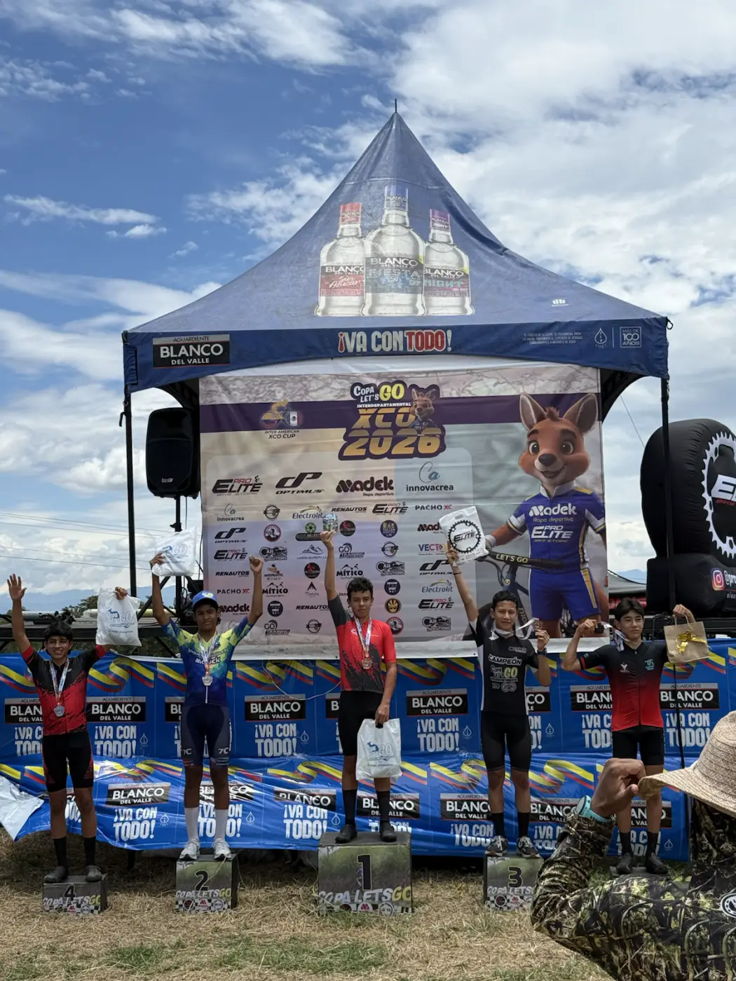 Podio completo de Pre Juvenil Masculino A de la Copa Let's Go Interdepartamental XCO en Alcalá, con Samuel Ortiz del Club Trocha y Ruta en el cajón 5