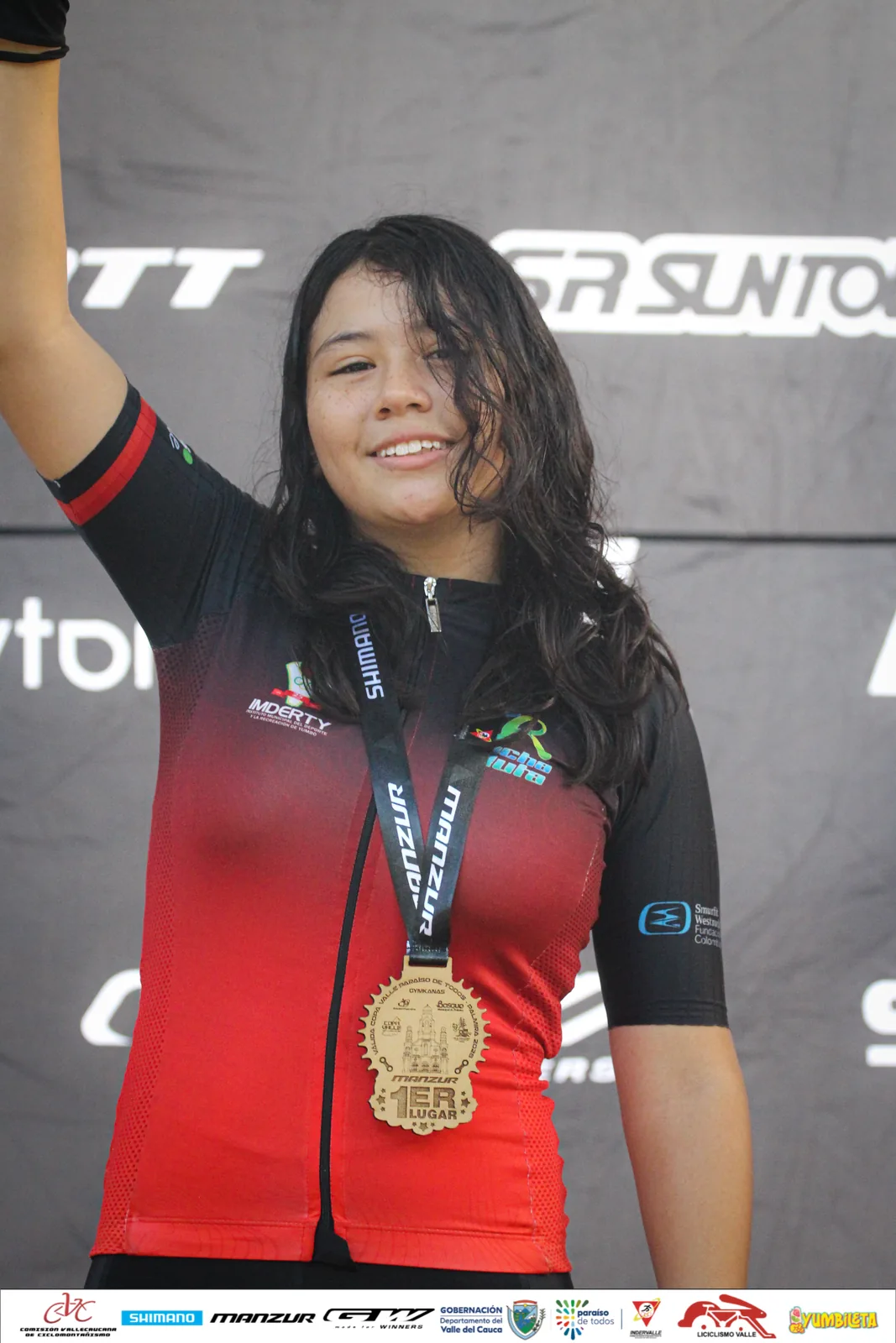 Isabel Quiñones muestra la medalla de primer lugar de las gymkanas de la Copa Valle en Palmira