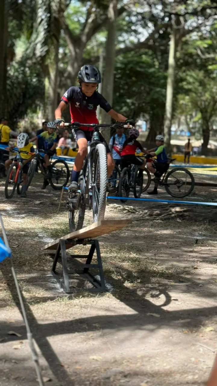 Jostin Villamizar salta la rampa de madera del circuito de gymkanas en el Bosque Municipal de Palmira