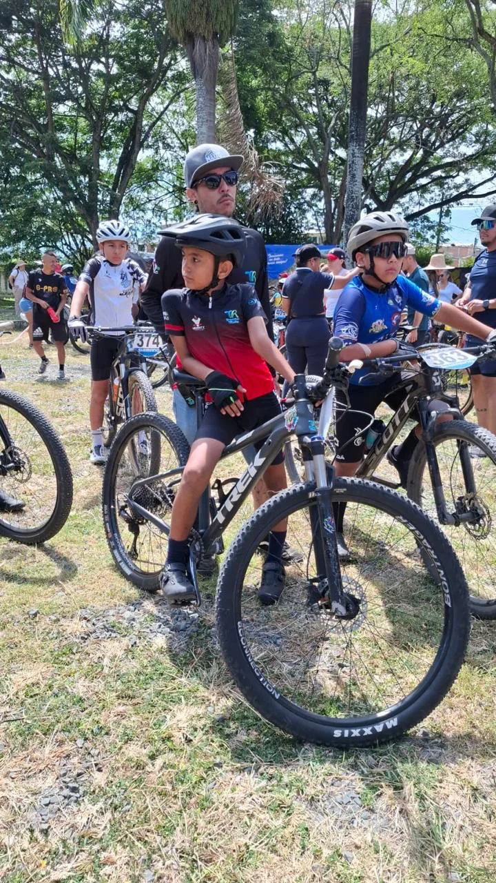 Jostin Villamizar sentado sobre su bicicleta previo a la salida del XCO en el Bosque Municipal de Palmira