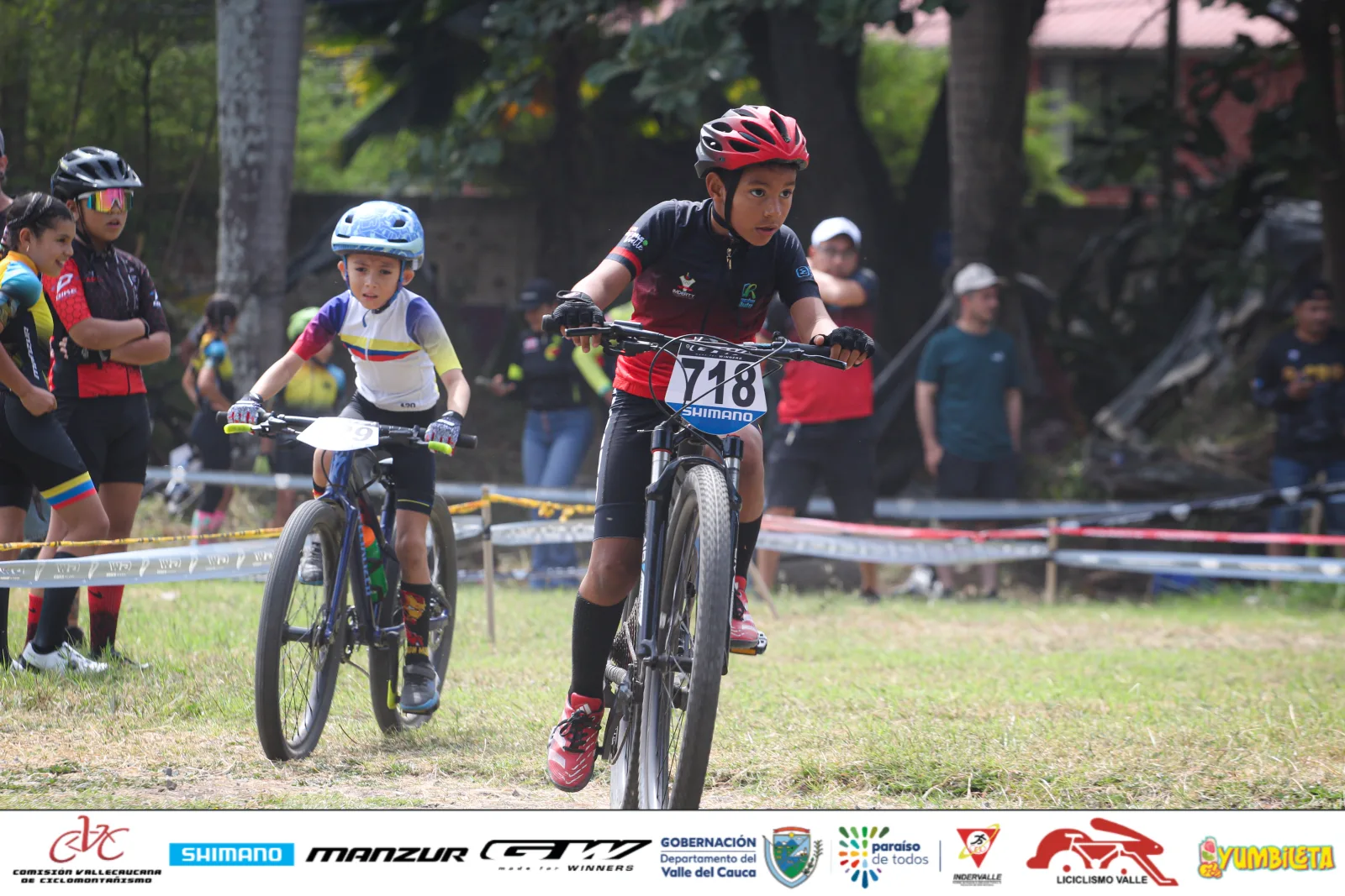 Juan David Giraldo Ortiz (718) rueda por el circuito de XCO en el Bosque Municipal de Palmira, junto a otro corredor