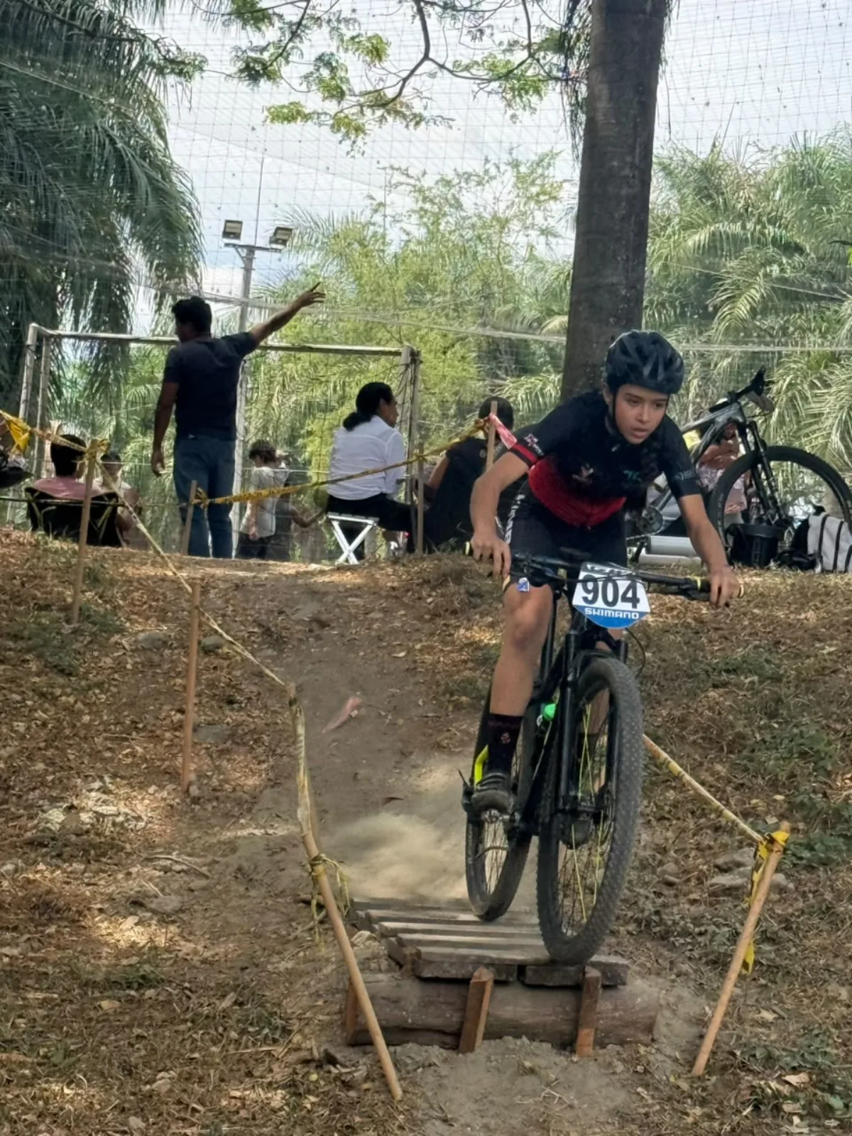 Mariana Coronado (904) baja el obstáculo de tablones del circuito de XCO en el Bosque Municipal de Palmira, levantando polvo