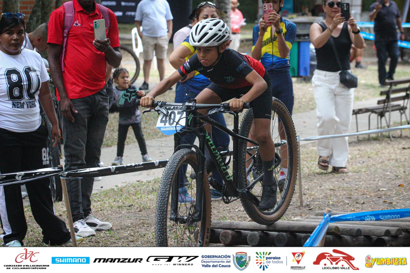 Miguel Ángel Anaya, con el dorsal 407, cruza el obstáculo de troncos en el circuito de gymkanas de Palmira