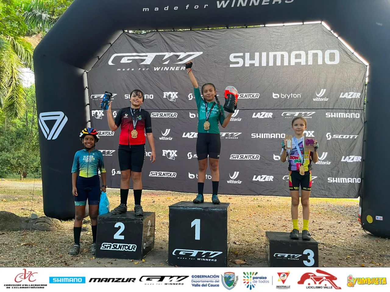 Podio de gymkanas Infantil A Femenina en Palmira, con Sophia Vargas en el segundo lugar