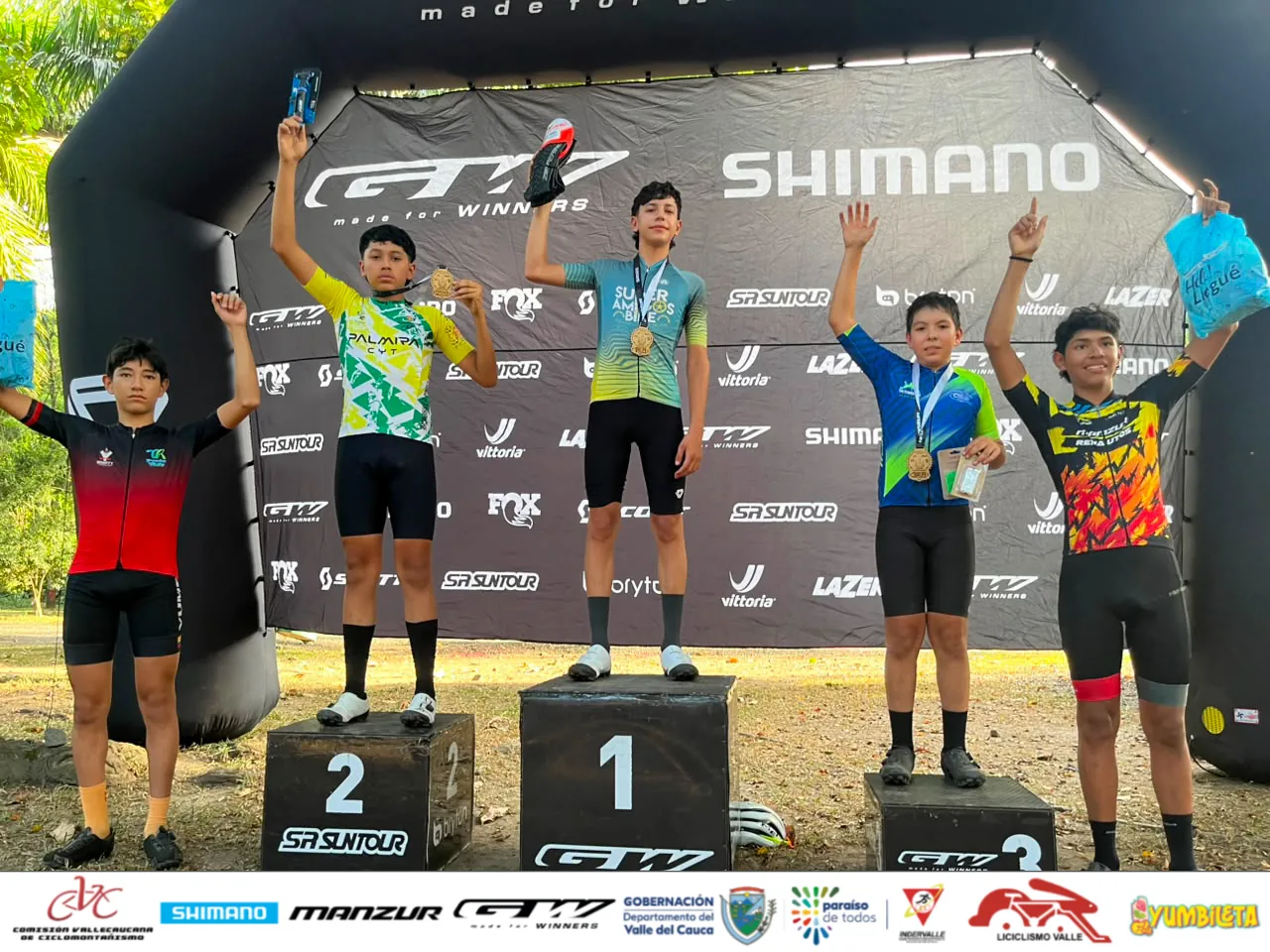 Premiación de gymkanas Prejuvenil A en Palmira, con Samuel Ortiz a la izquierda del podio como cuarto lugar