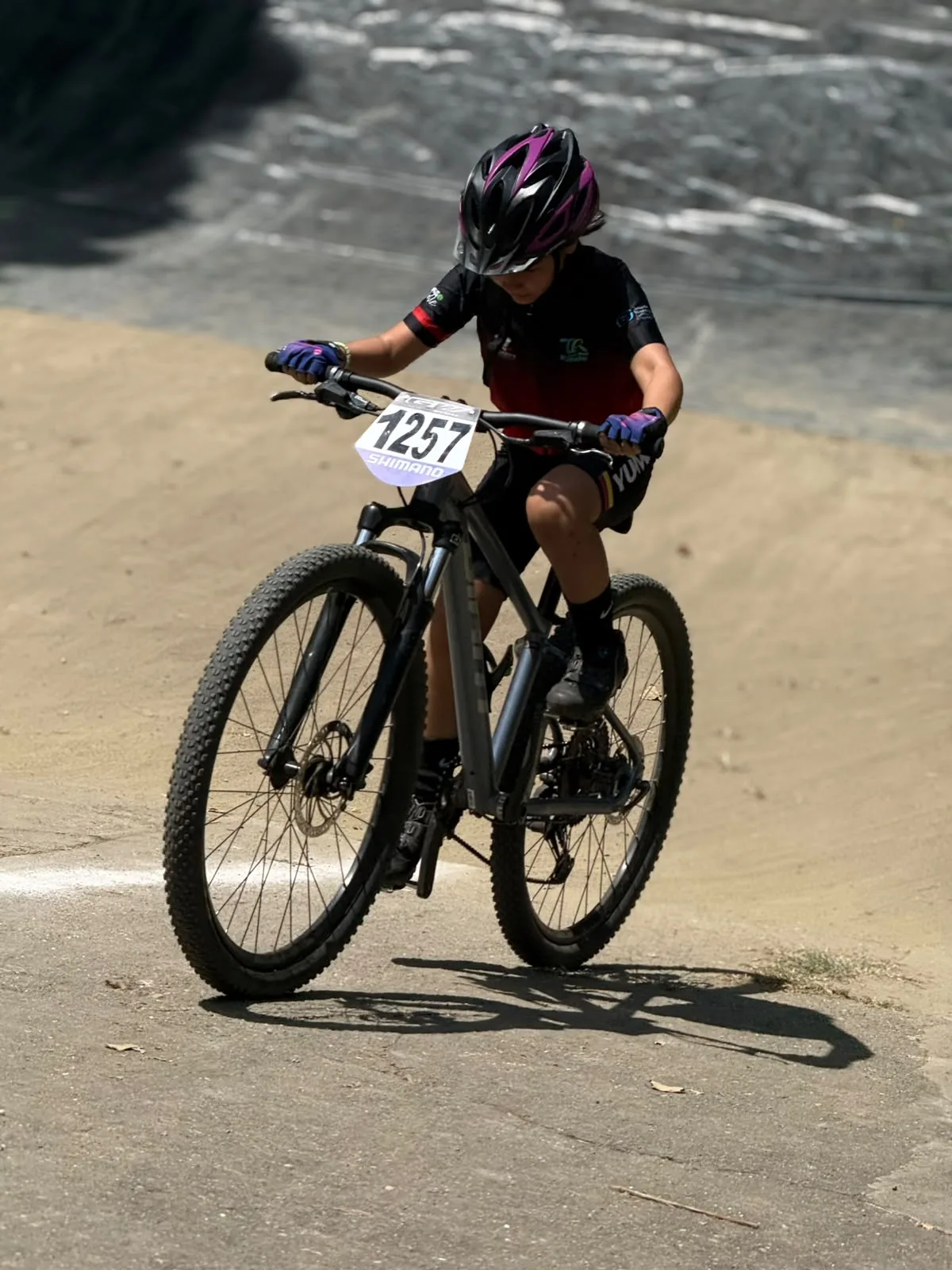 Sofía Gómez (1257) toma una curva de tierra del circuito de XCO en el Bosque Municipal de Palmira