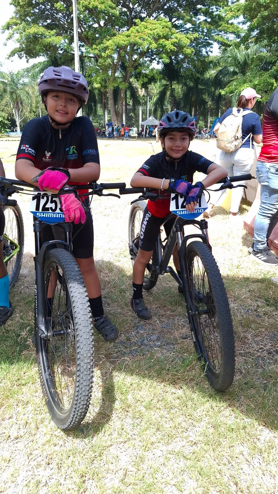 Sofía Gómez y Sophia Vargas juntas antes de la carrera de XCO en el Bosque Municipal de Palmira