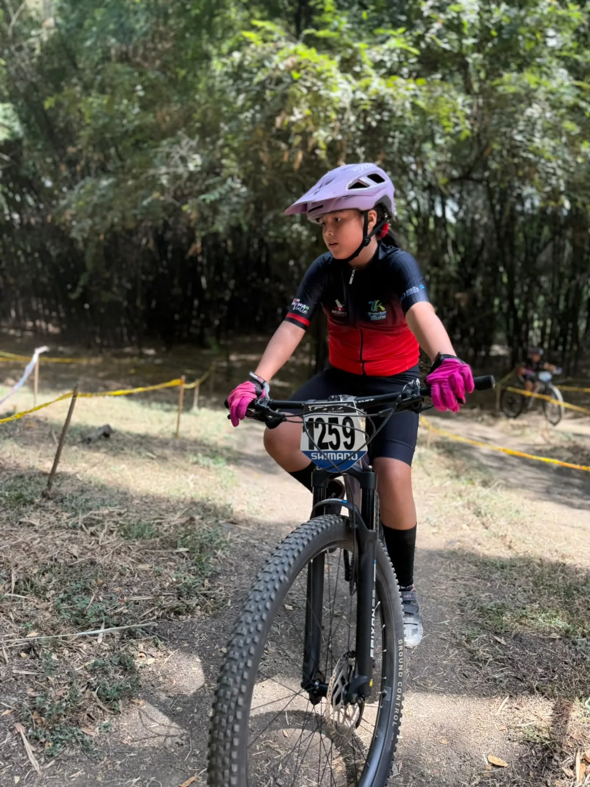 Sophia Vargas (1259) rueda por el circuito de XCO en el Bosque Municipal de Palmira