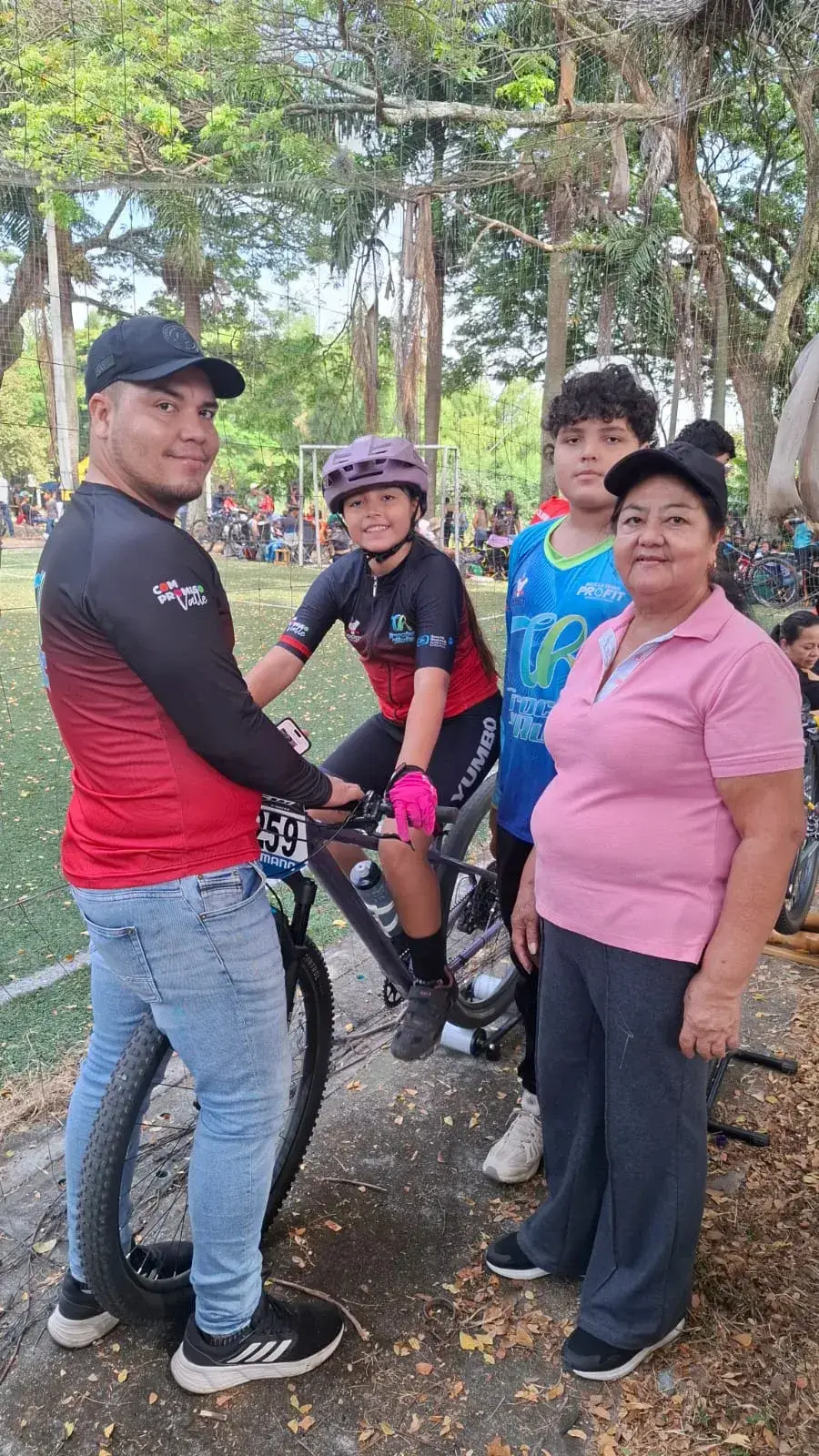 Sophia Vargas con su familia tras la jornada de XCO en Palmira
