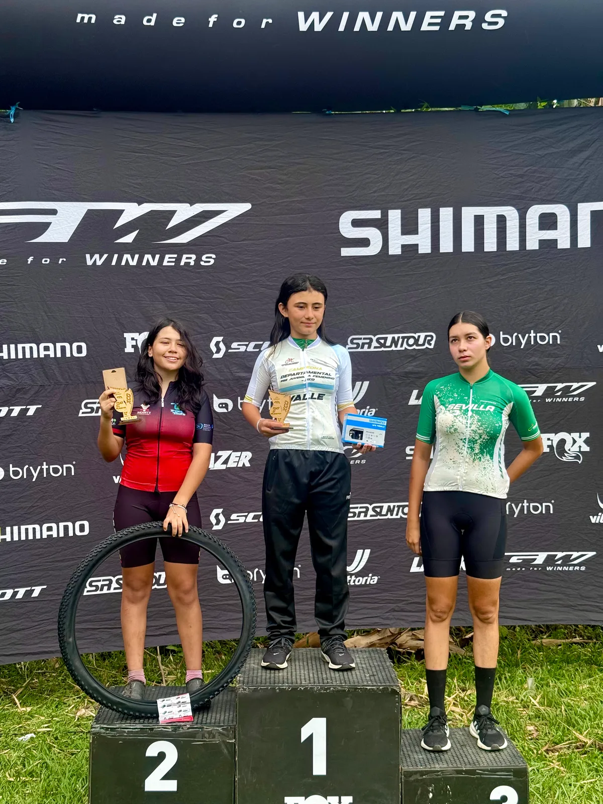 Isabel Quiñones en el podio de XCO Prejuvenil A Femenina del segundo día, en el segundo lugar