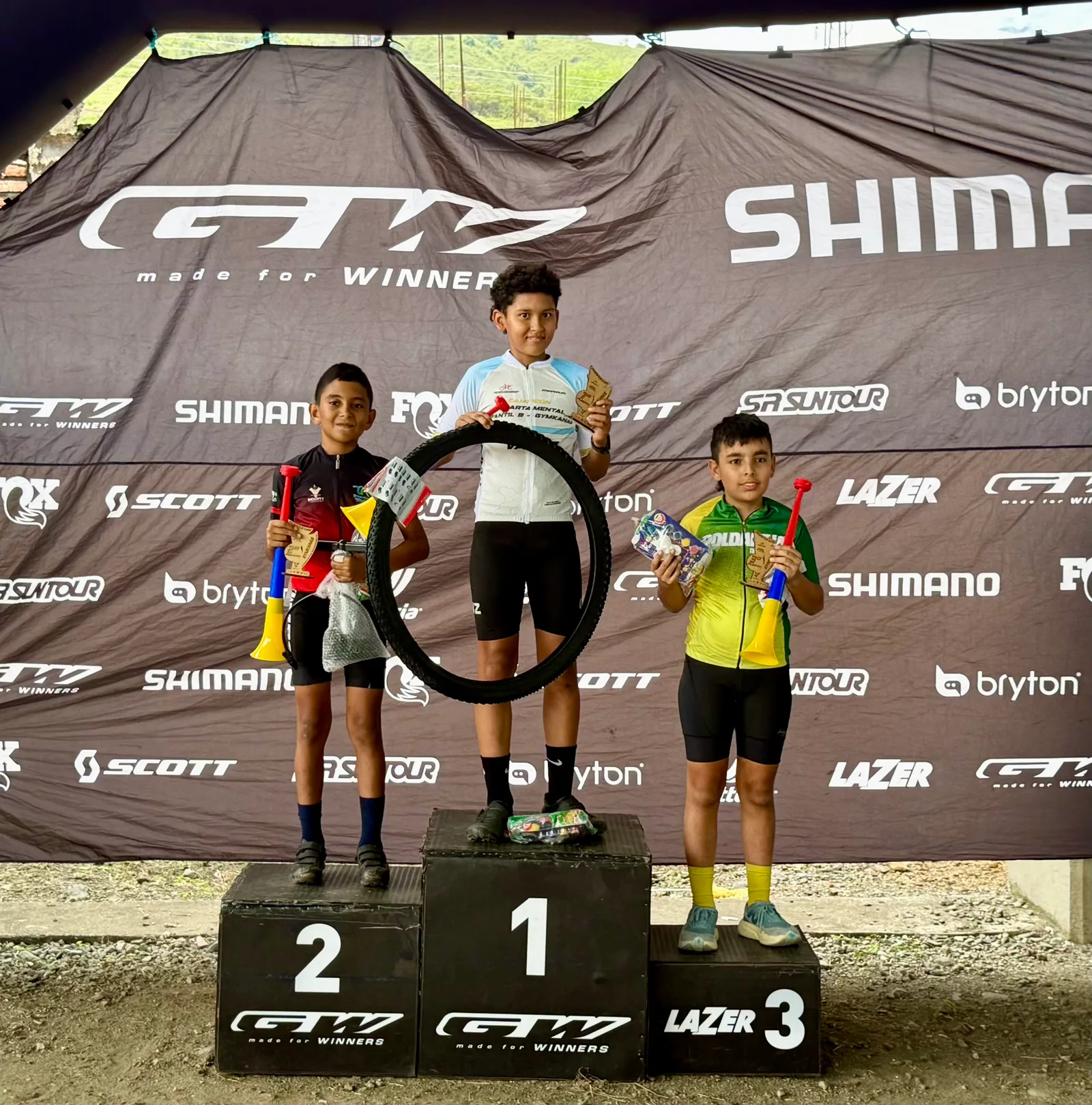 Jostin Villamizar en el podio de Gymkanas Infantil B del primer día, en el segundo lugar