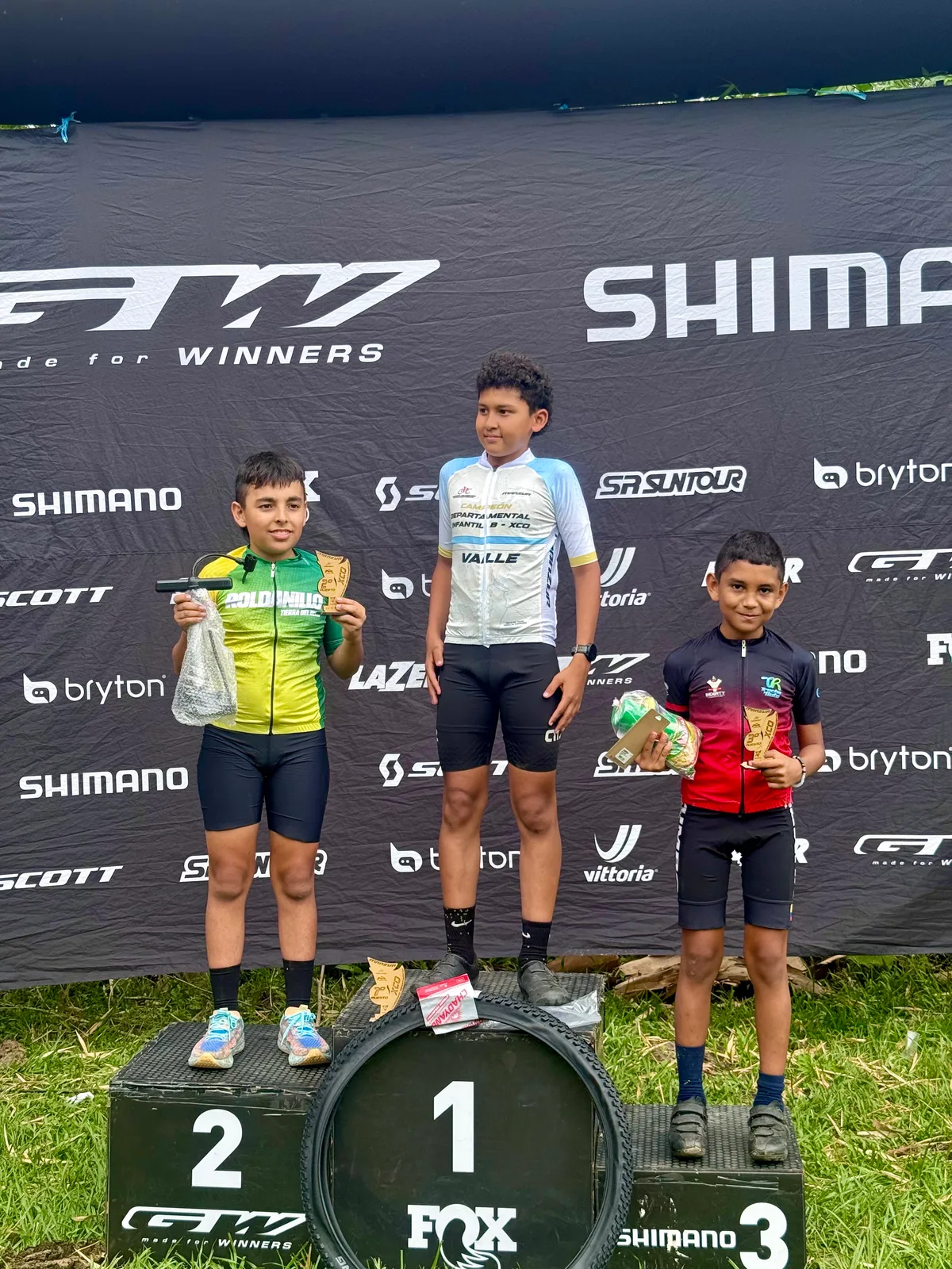 Jostin Villamizar en el podio de XCO Infantil B del segundo día, en el tercer lugar