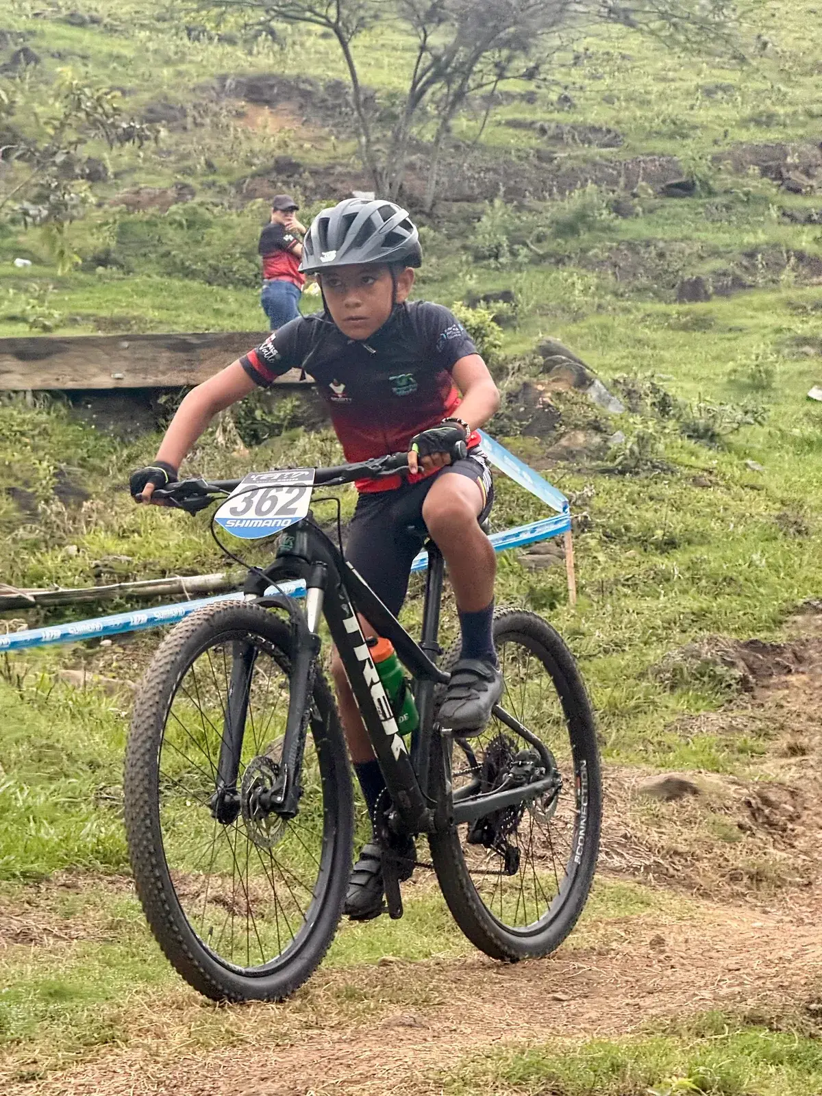 Jostin Villamizar con el dorsal 362 en plena carrera de cross country