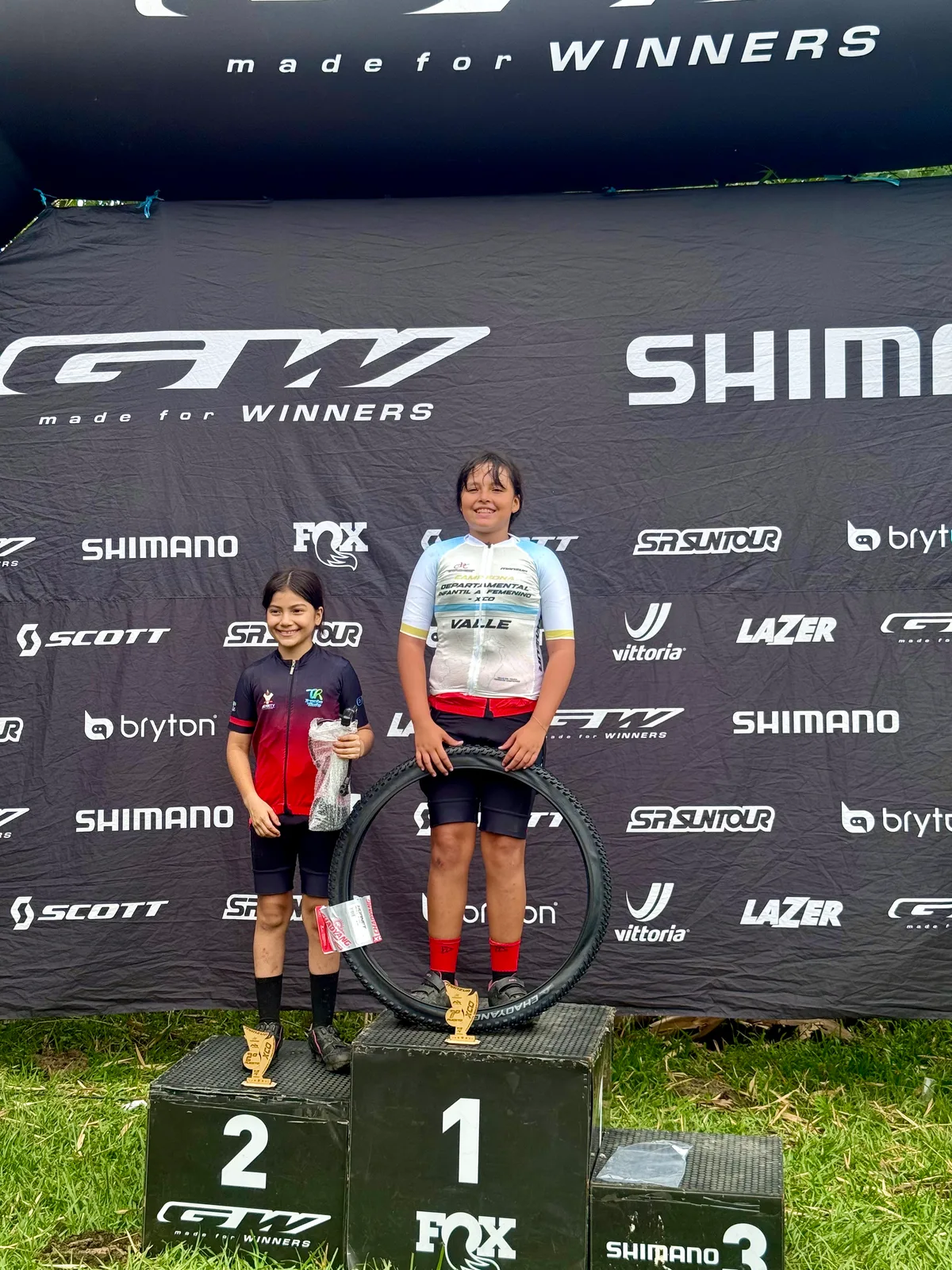 Sophia Vargas y Sofía Gómez en el podio de XCO Infantil A Femenina del segundo día