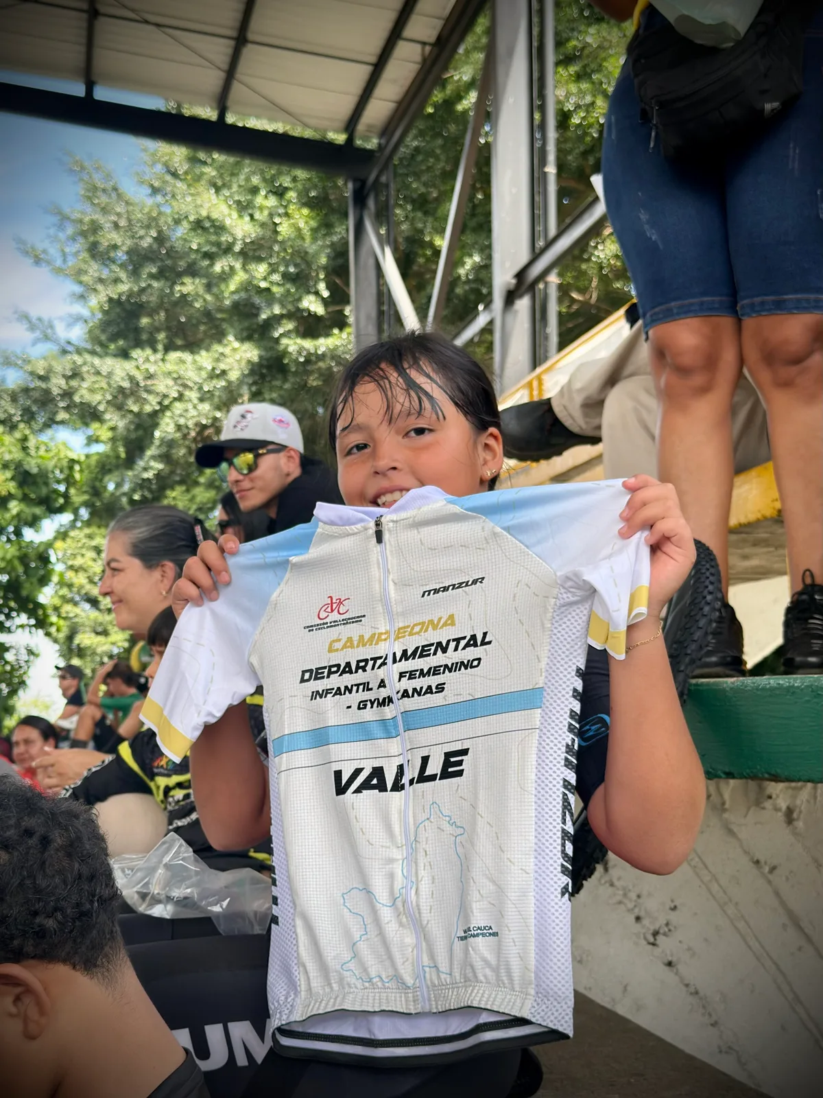Sophia Vargas luce su jersey de Campeona Departamental Infantil A Femenina en Gymkanas