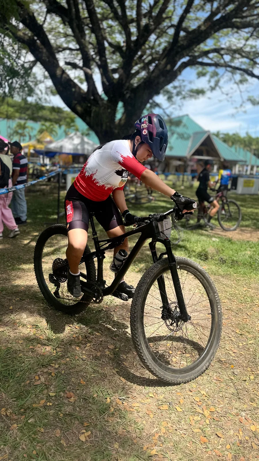 Isabel Quiñónez, sobre su bicicleta y con casco puesto, se concentra antes de la salida del XCO en el Parque Metropolitano del Café