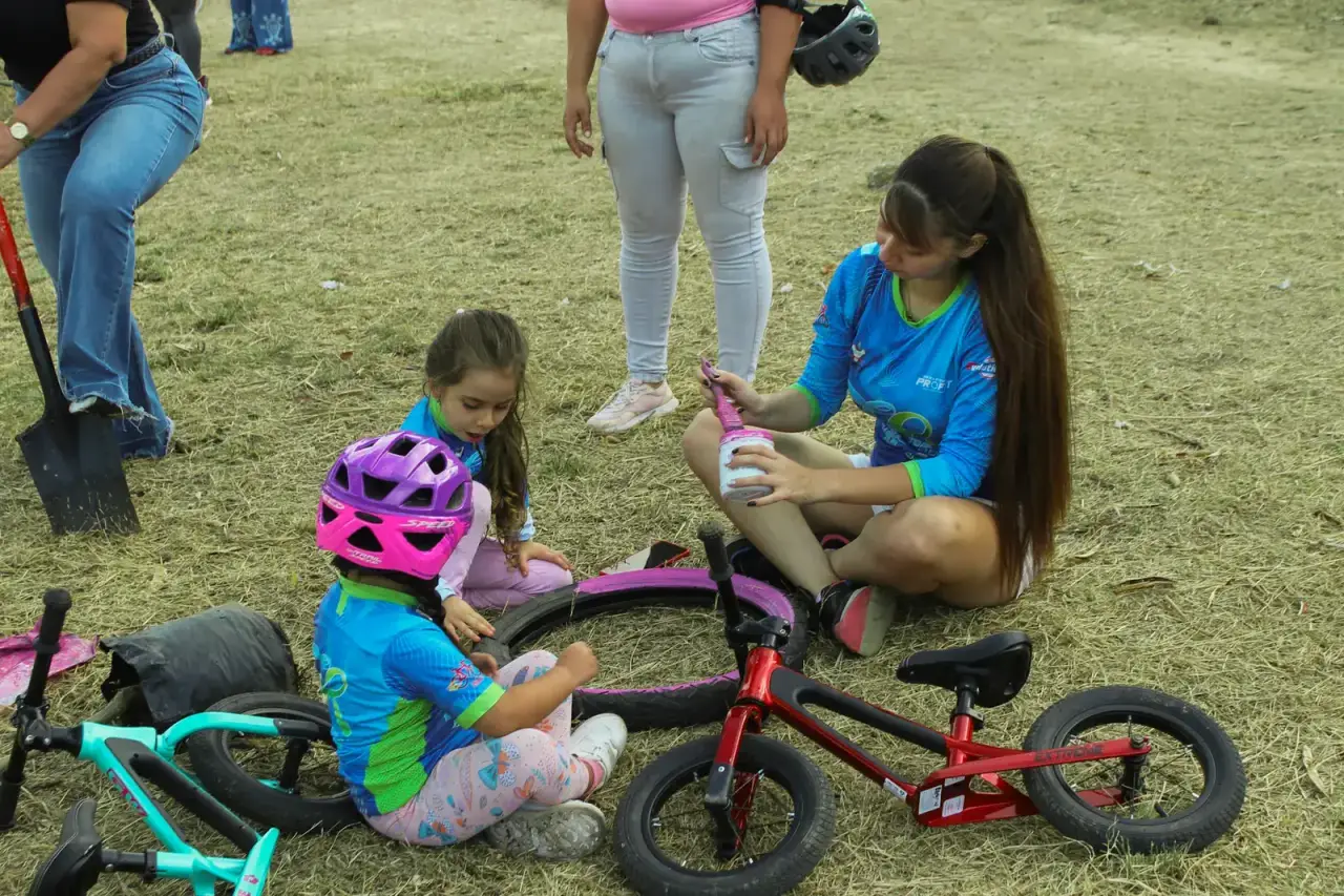 Sembratón en el Pump Track: Trocha y Ruta celebra el Día de la Tierra con 23 árboles — foto 11 de 16