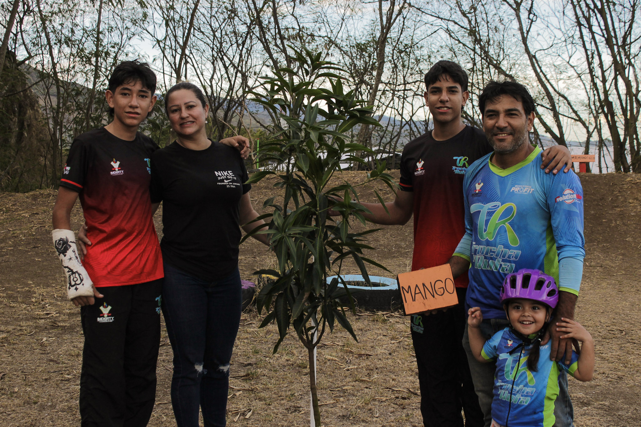 Sembratón en el Pump Track: Trocha y Ruta celebra el Día de la Tierra con 23 árboles — foto 13 de 16