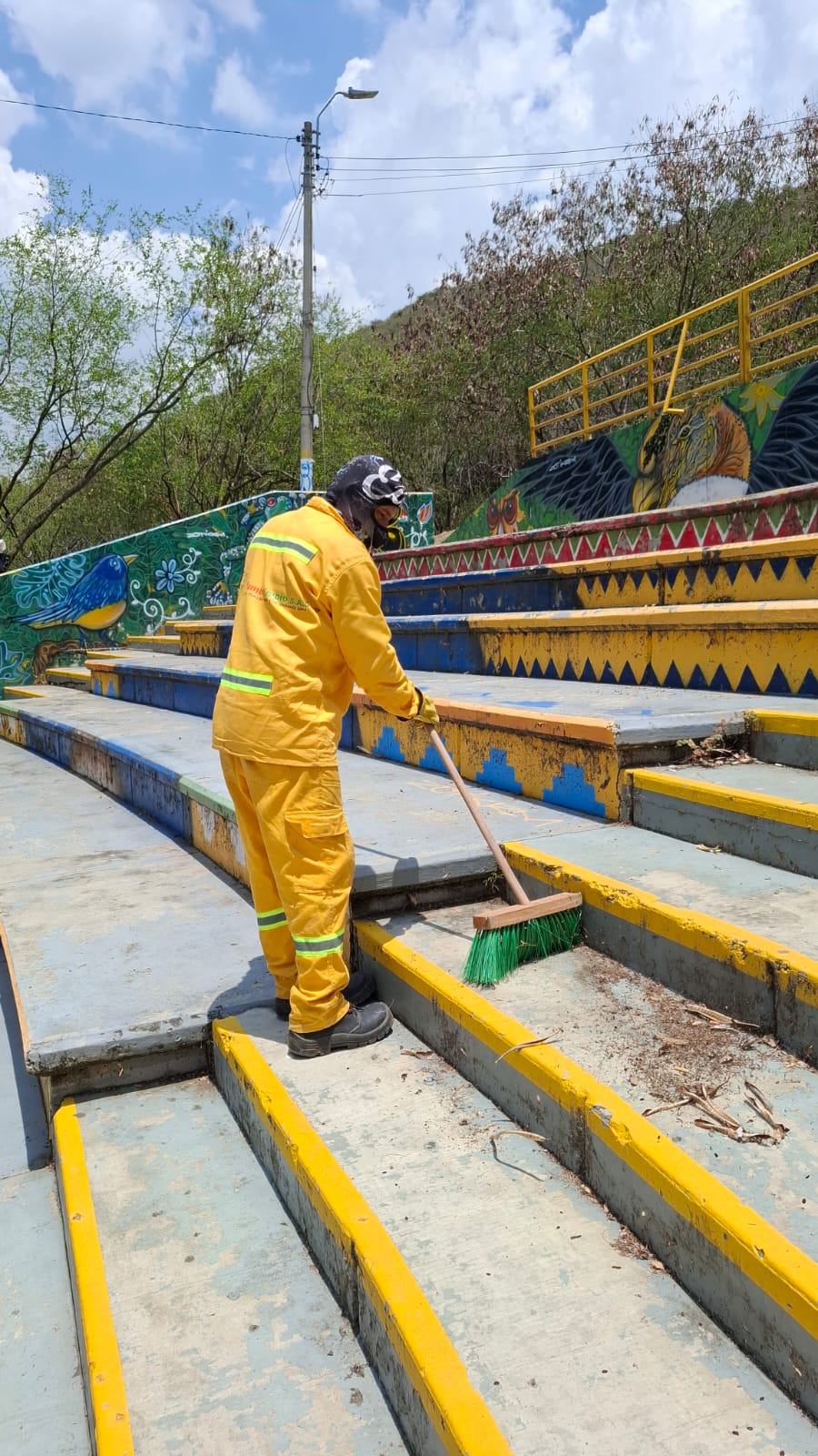 Personal de Yumbo Limpio adecuando la pista